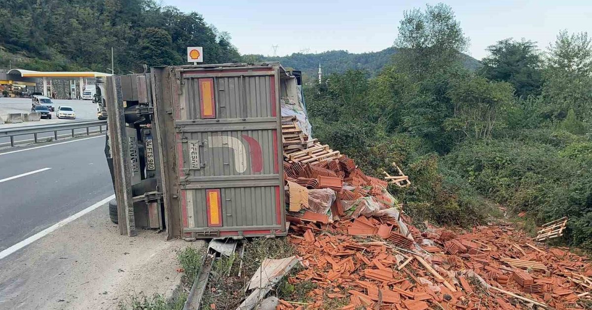 sakarya geyvede tir devrildi kiremitler yere sacildi tWAKPvx5.jpg
