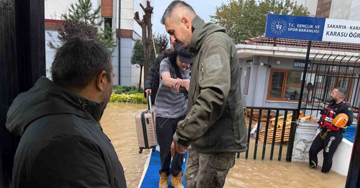 sakarya karasuda sel felaketi 700 ogrenci tahliye edildi mnJrf1ik.jpg