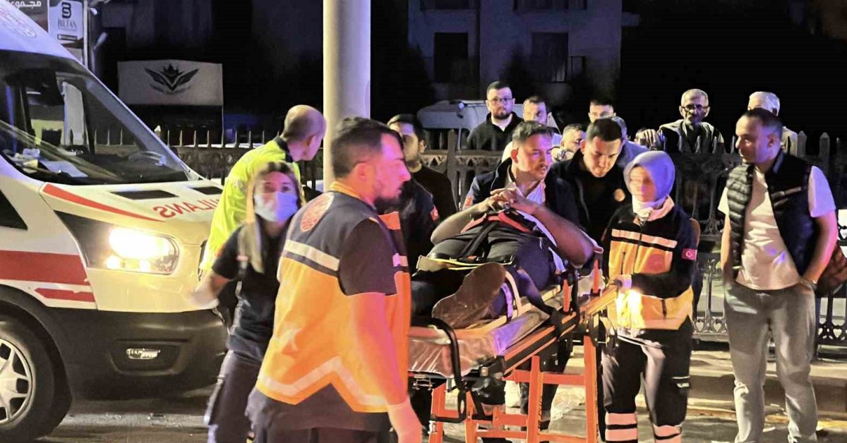 sakaryada 3 arac birbirine girdi 4 kisi yaralandi zlpnDzGd.jpg