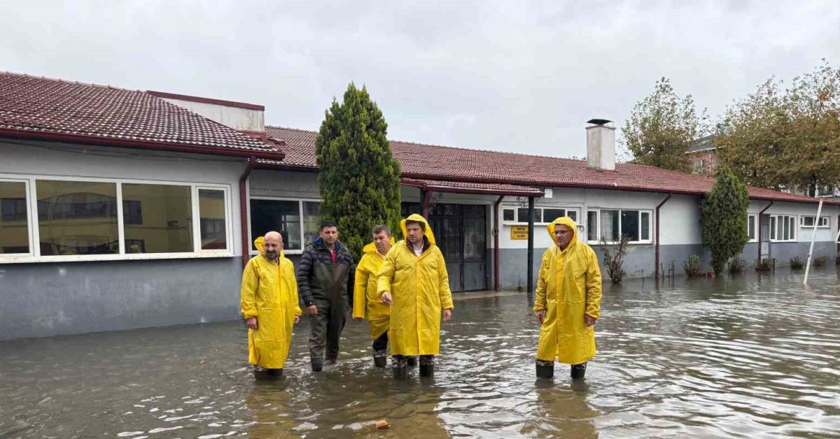sakaryada sel 15 okulu vurdu sular diz boyuna ulasti 6xaeTivf.jpg