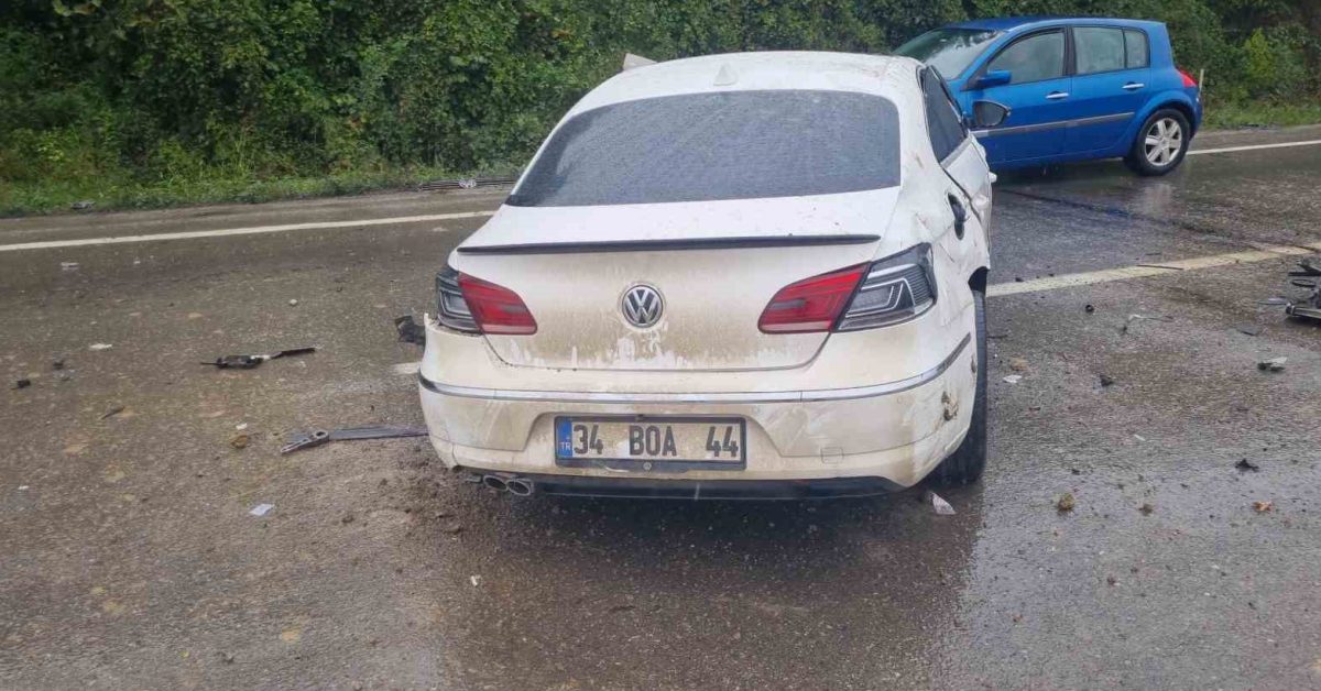 zonguldak caycumada kontrolden cikan otomobil bariyerlere carpti mOY1BjEz.jpg