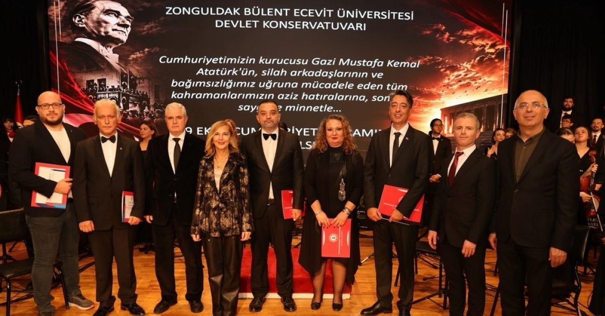 zonguldakta cumhuriyetin 103 yilina ozel konser XjKCf1Kg.jpg