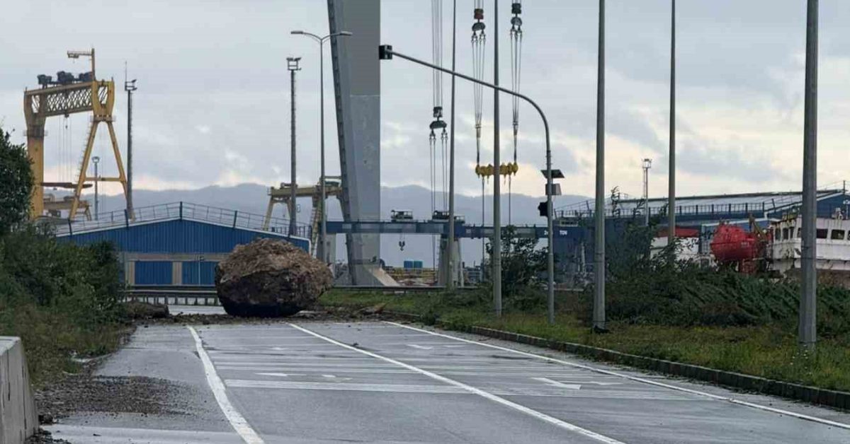zonguldakta tonlarca agirligindaki dev kaya yola dustu O2ElOXNa.jpg